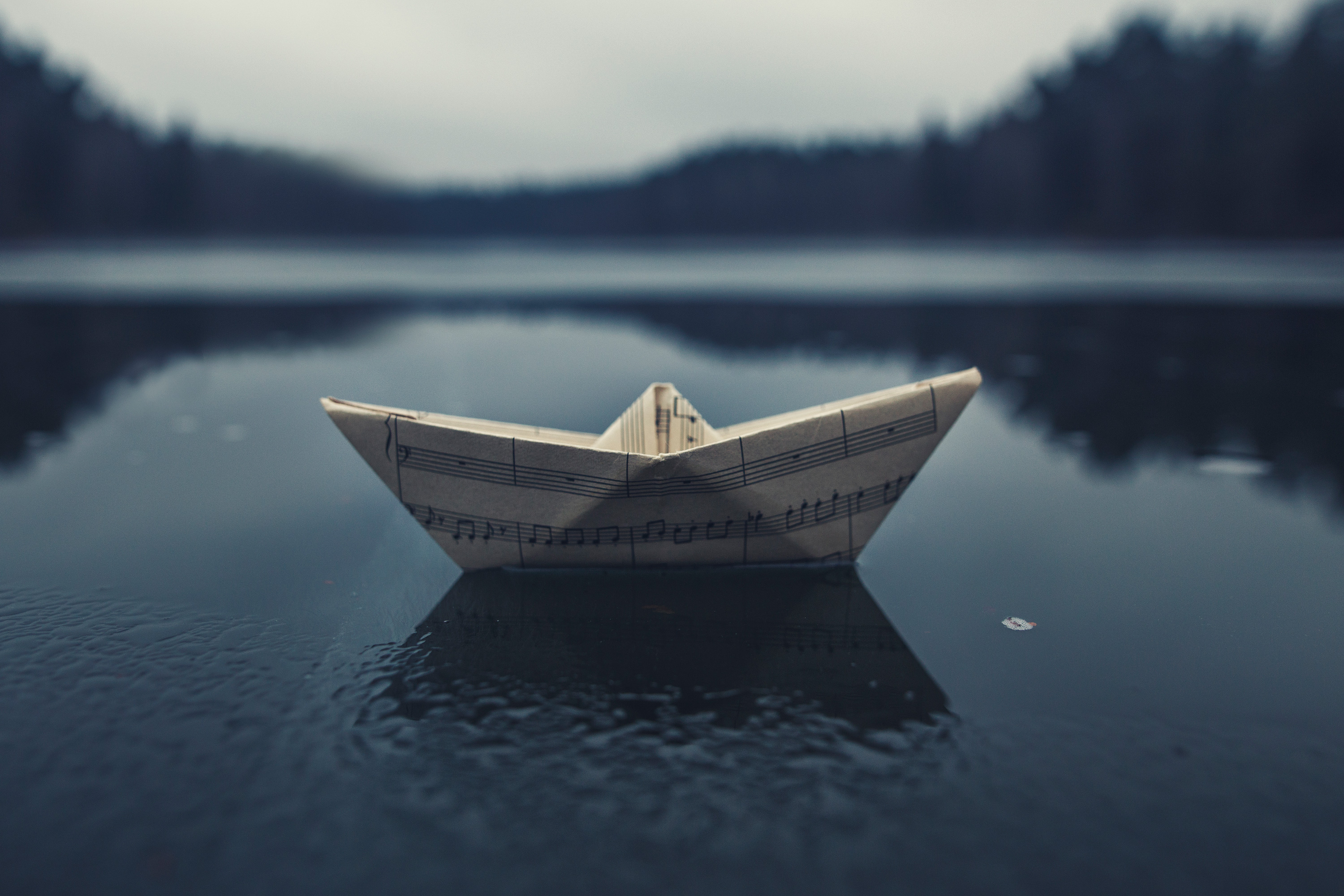 Бумажный кораблик плывет. Бумажный кораблик. Бумажный кораблик в море. Одинокий корабль. Бумажный кораблик на воде.