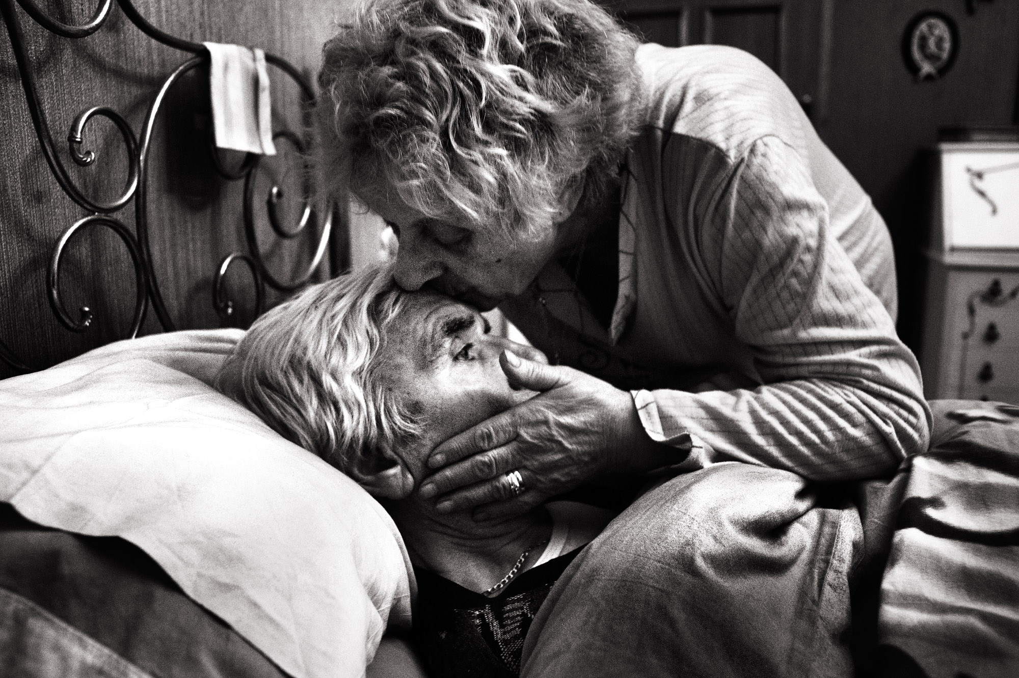 Против воли пожилых. Трогательная любовь. Душераздирающие картинки. Трогательные картинки про любовь. Трогательные фото о любви.