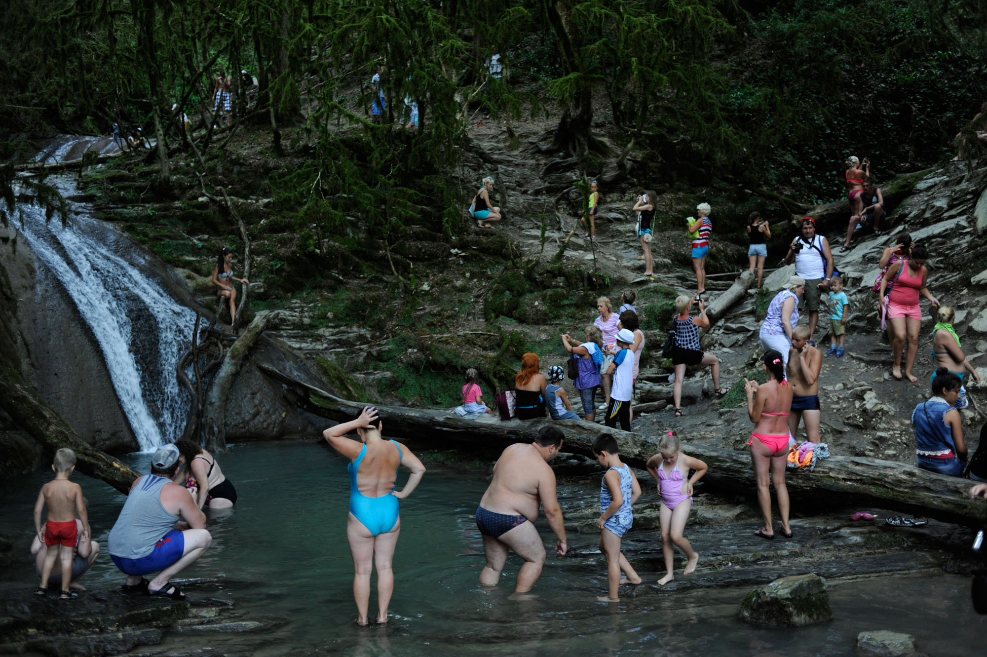 В апреле в сочи купаются. Купание в водопаде. Купаться в водопаде. Купание под водопадом. Экскурсия 33 водопада дети купаются.