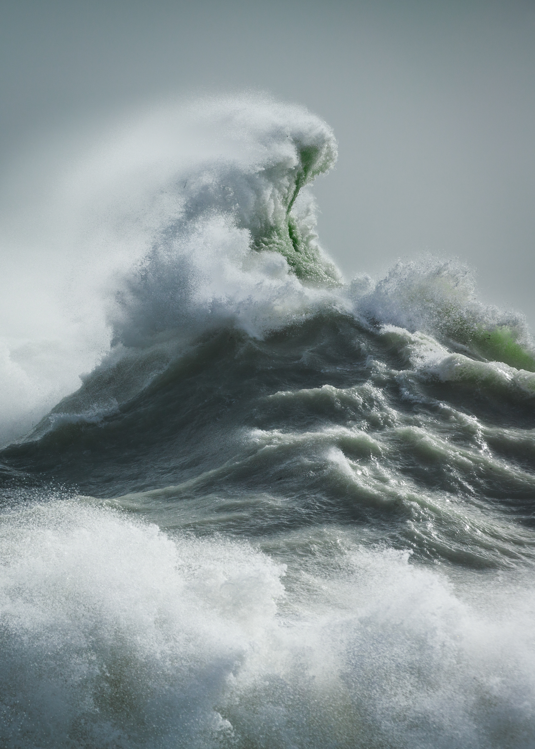 К чему снится шторм волны. Rachael Talibart. Море шторм. Шторм в океане. Море волны шторм.