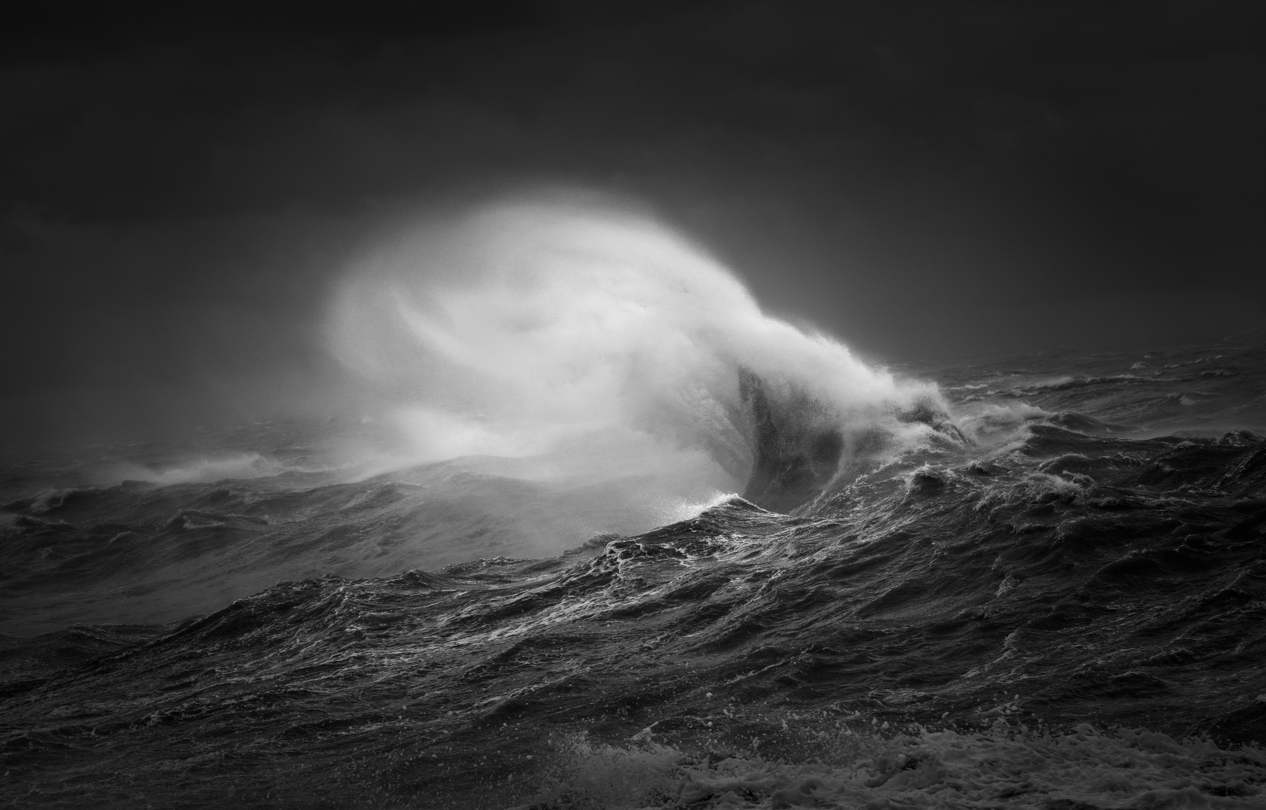 Белые волны песня. Волны. Море, волны. Чёрно-белая фотография. Шторм.