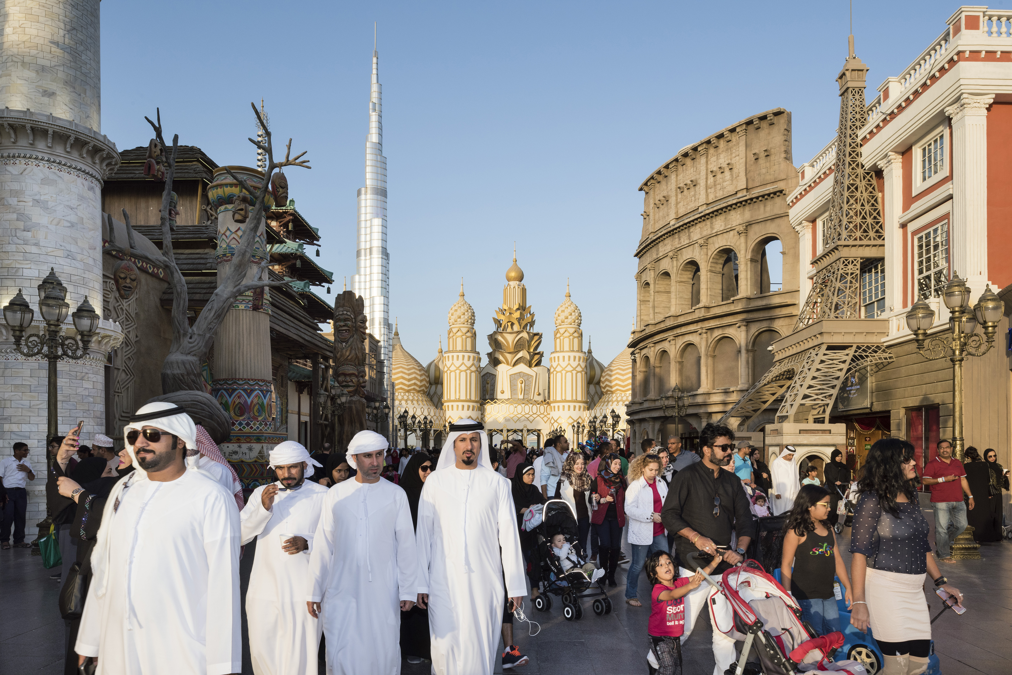 Храм для индусов в арабских эмиратах. Население Абу Даби. Абу Даби туристы. Дубай Абу Даби богачи. Арабы в ОАЭ.