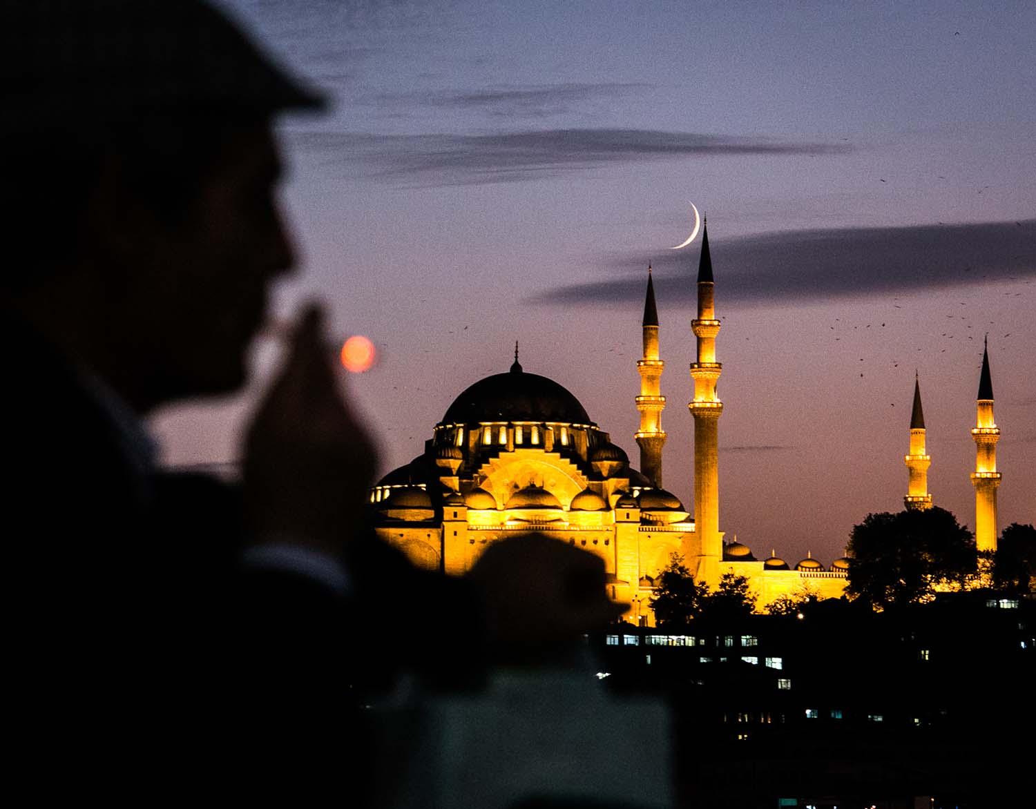 Fisherman over Galata Bridge, on the background Sulleymanye Mosque. Istanbul, Turkey - © Beniamino Pisati